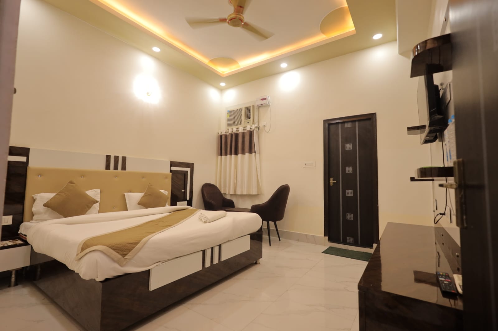 Hotel Girivar Dham photo
