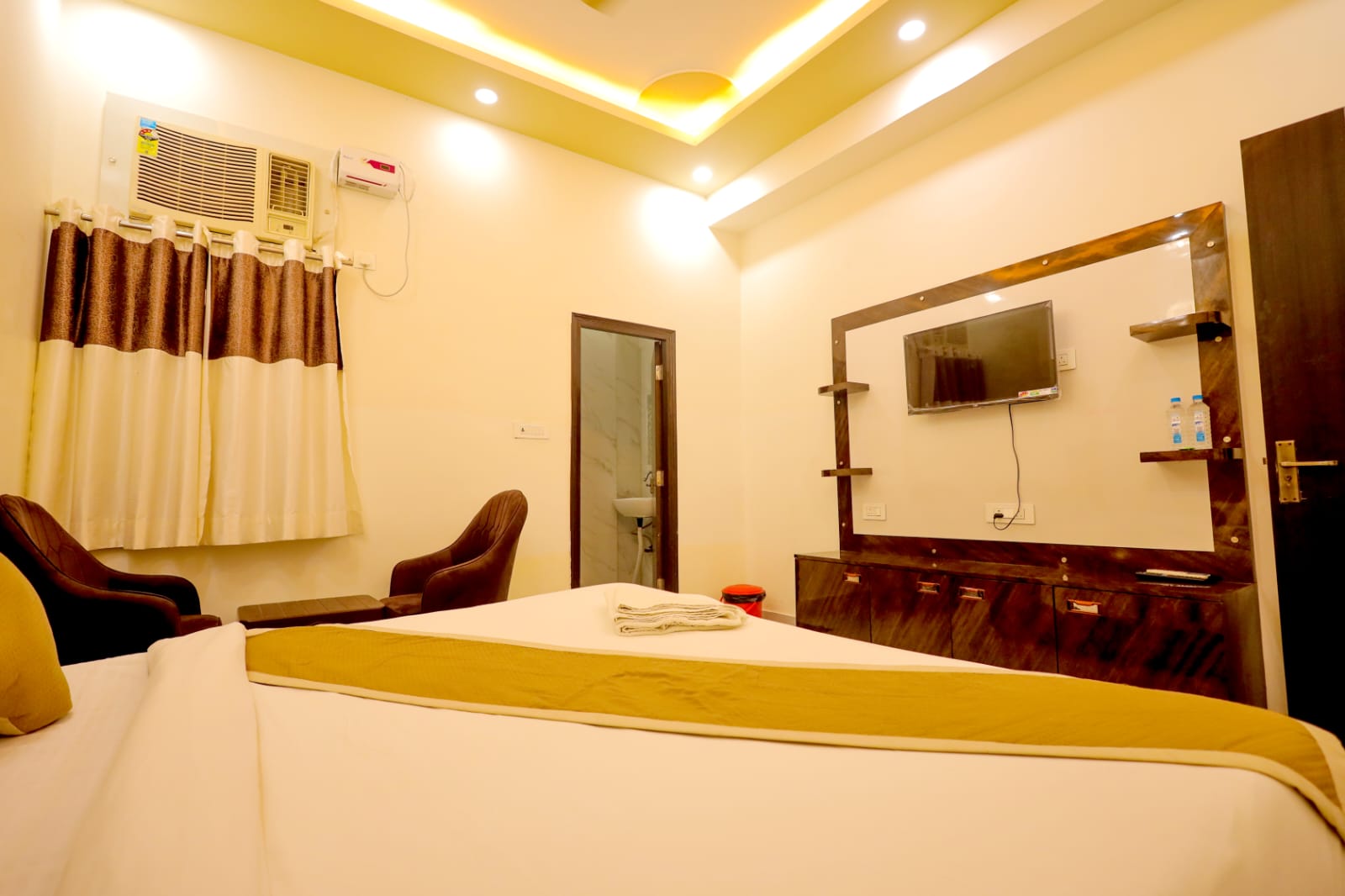 Hotel Girivar Dham photo