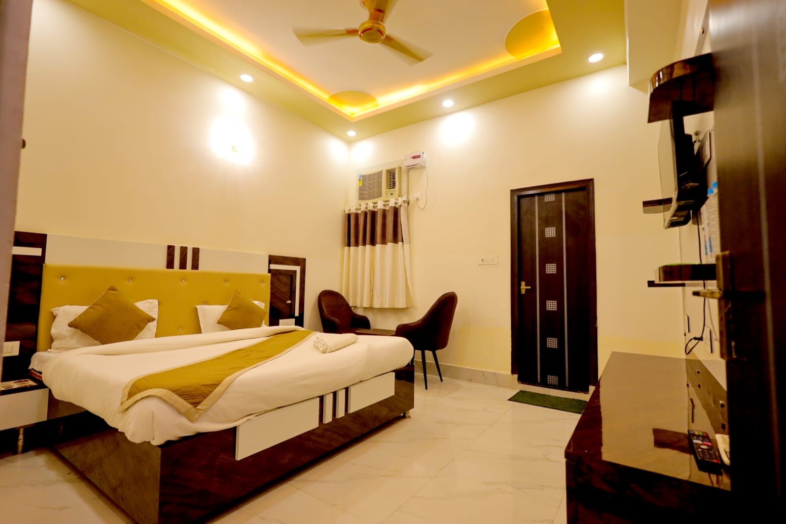 Hotel Girivar Dham photo